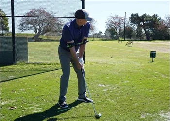 UNA GUÍA SENCILLA SOBRE LOS FUNDAMENTOS DEL SWING DE GOLF
